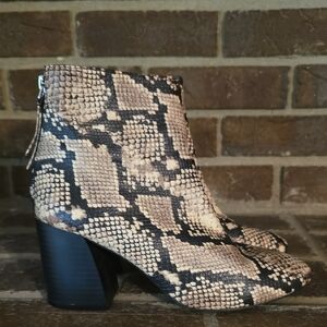 Qupid Beige and Black‎ Snakeskin Ankle Booties Womens SIZE 7
